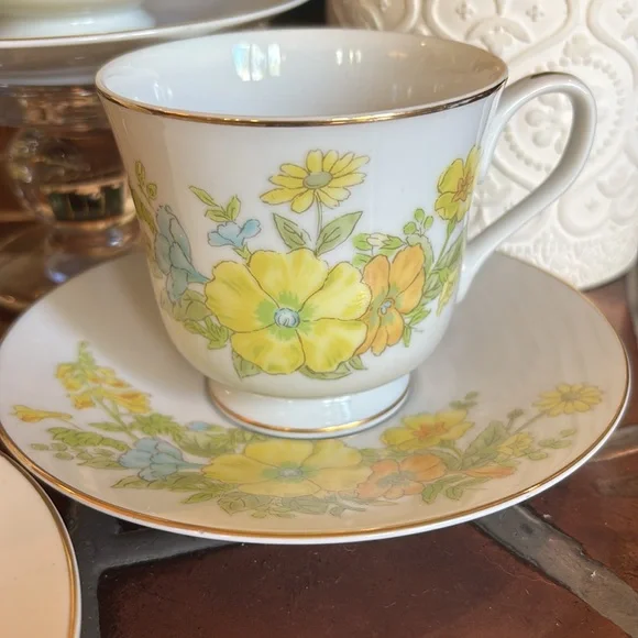 Ekco Cups and Saucers Spring Bouquet Pattern - Picture 2 of 14